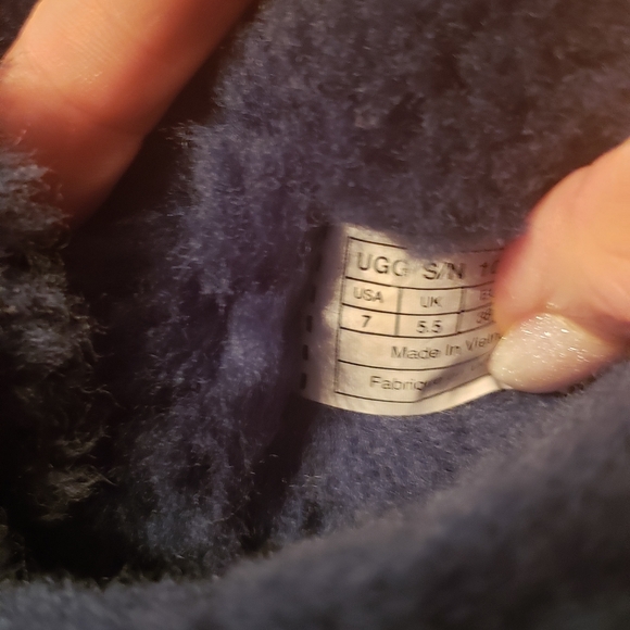UGGS - Picture 3 of 5